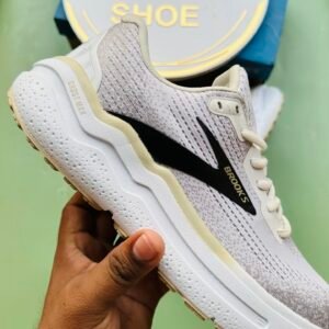 Alternative view of Brook Ghost Max2 - White B