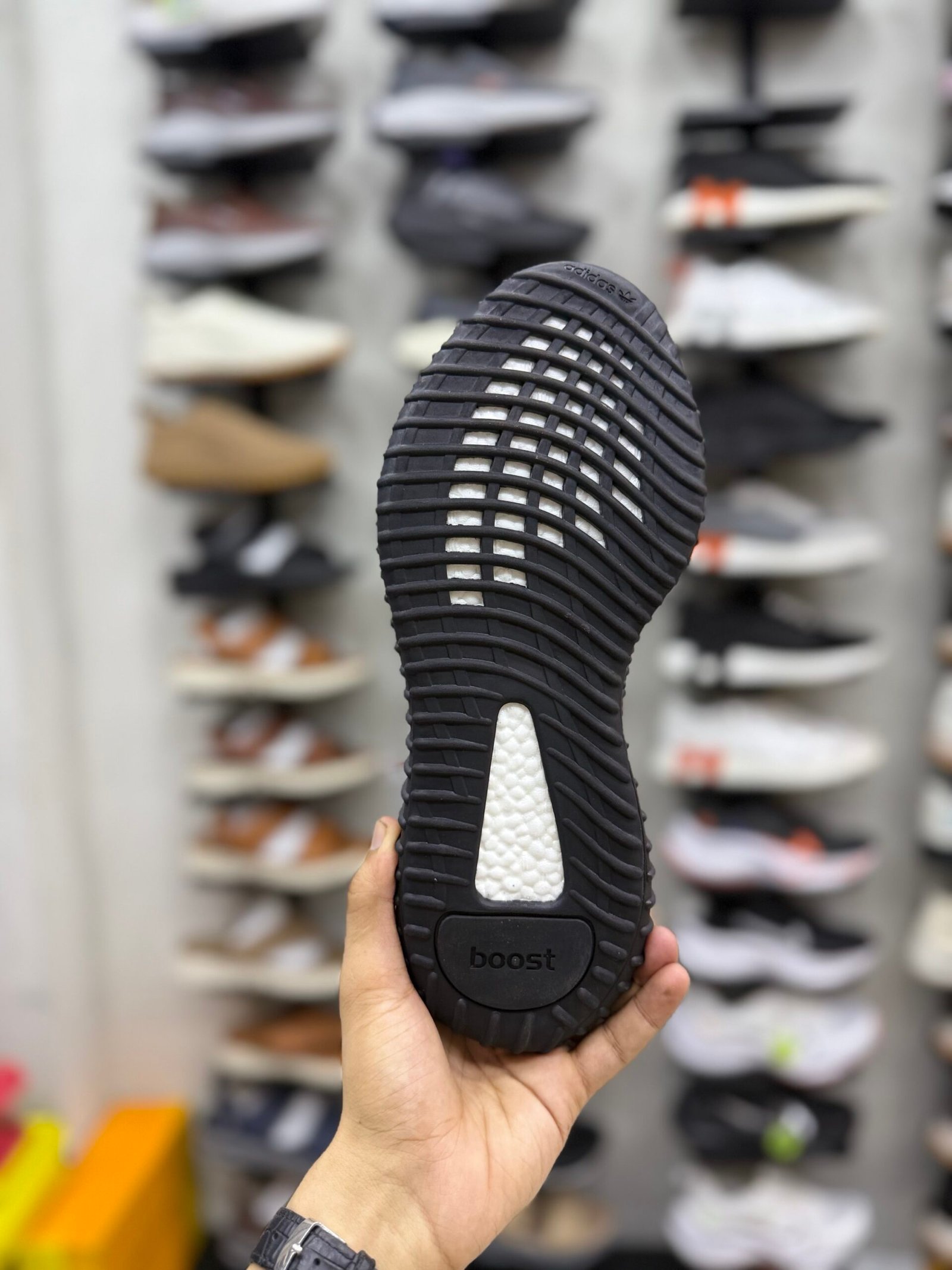 Adi 350V2 - Black - Image 4